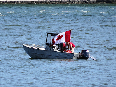 カナダ国旗を掲げたボート