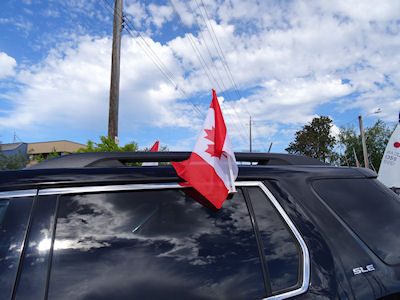 車にもカナダの旗