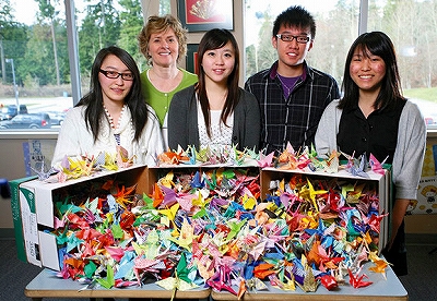 カナダの高校生が日本に千羽鶴を送る