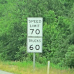 アメリカのハイウェイにある速度標識