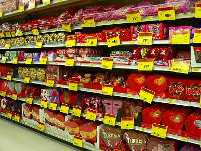 スーパーにあるバレンタインのお菓子